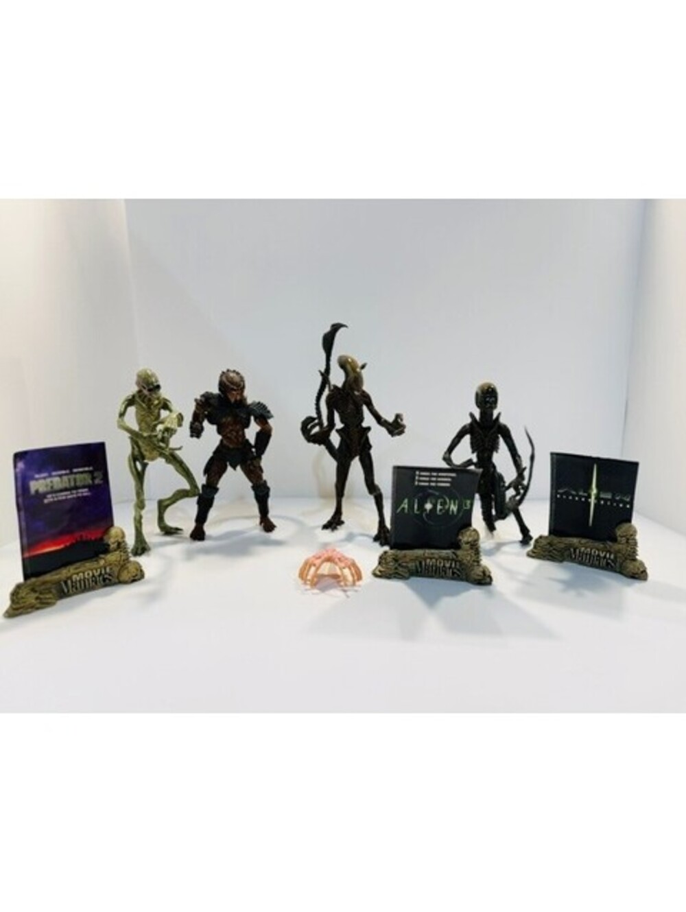 McFarlane Movie Maniacs Alien vs Predator Figure Lot Dog Alien Predator 3 Stands